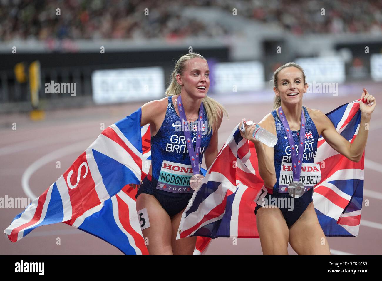 Die britischen Athleten Georgia Hunter Bell (Silber), Kelly Hodgkinson (Bronze). 800 m final. Leichtathletik-Weltmeisterschaften, Tokio 2025. Stockfoto