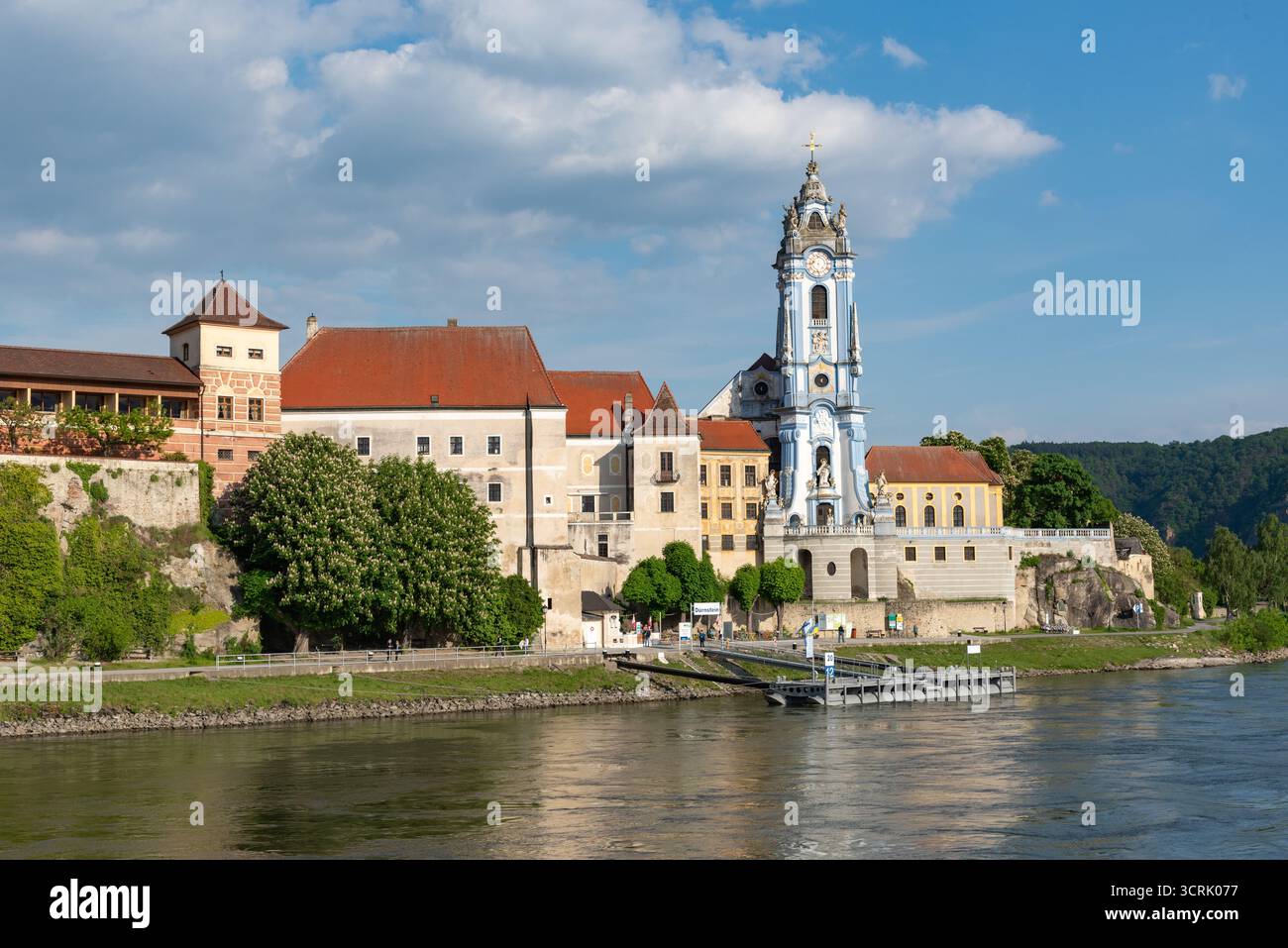 Die mittelalterliche Stadt Durnstein an der Donau in Österreich an einem Sommertag Stockfoto