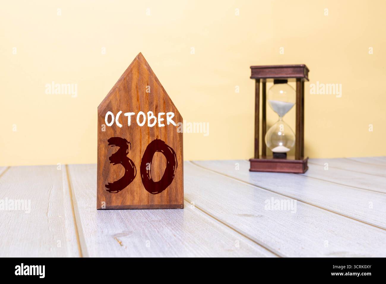 Holzkalender mit dem Datum des 30. Oktober. Tag 30 des Oktobermonats Stockfoto