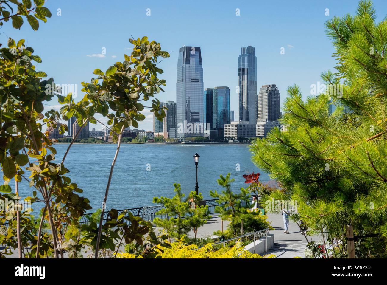 Die Esplanade von Battery Park City mit dem Hudson River und der Skyline von New Jersey im Hintergrund, New York City, USA 2025 Stockfoto
