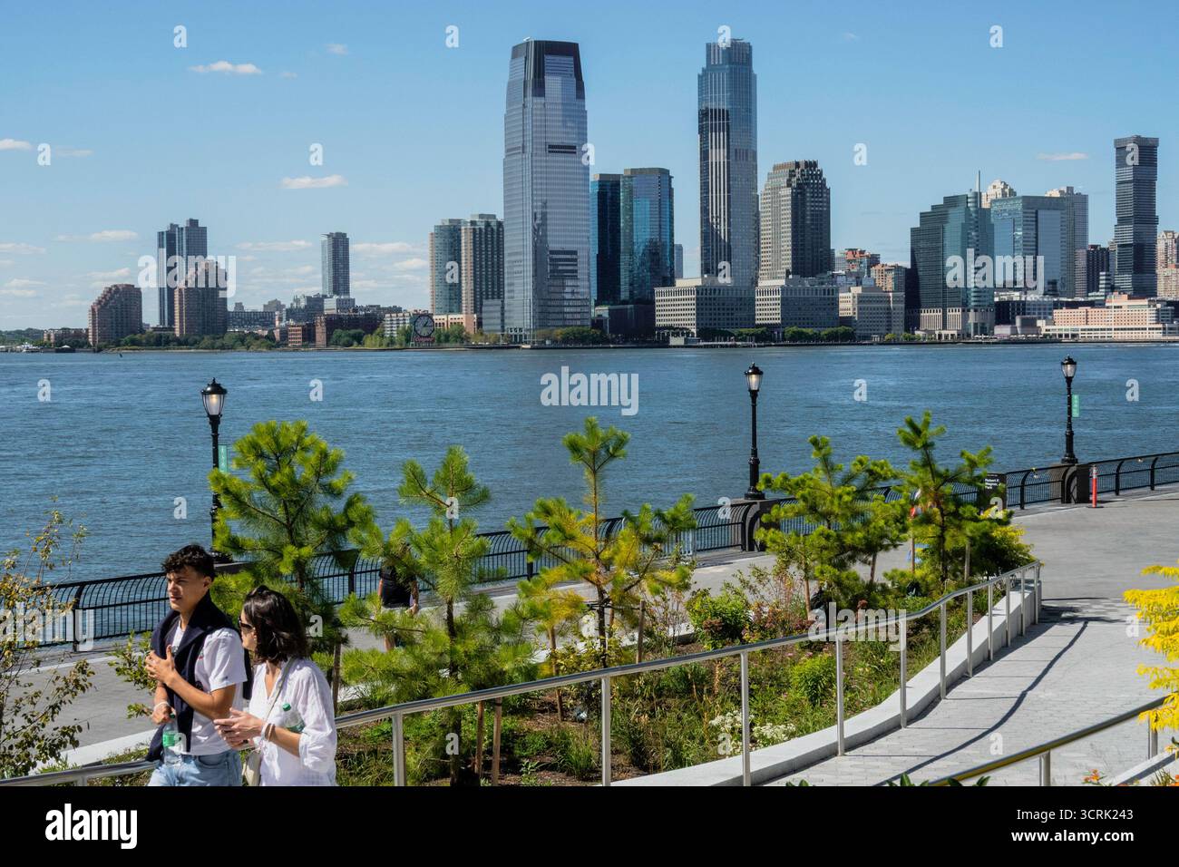 Die Esplanade von Battery Park City mit dem Hudson River und der Skyline von New Jersey im Hintergrund, New York City, USA 2025 Stockfoto