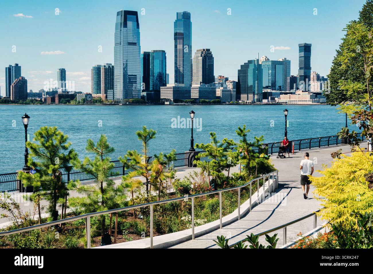 Die Esplanade von Battery Park City mit dem Hudson River und der Skyline von New Jersey im Hintergrund, New York City, USA 2025 Stockfoto