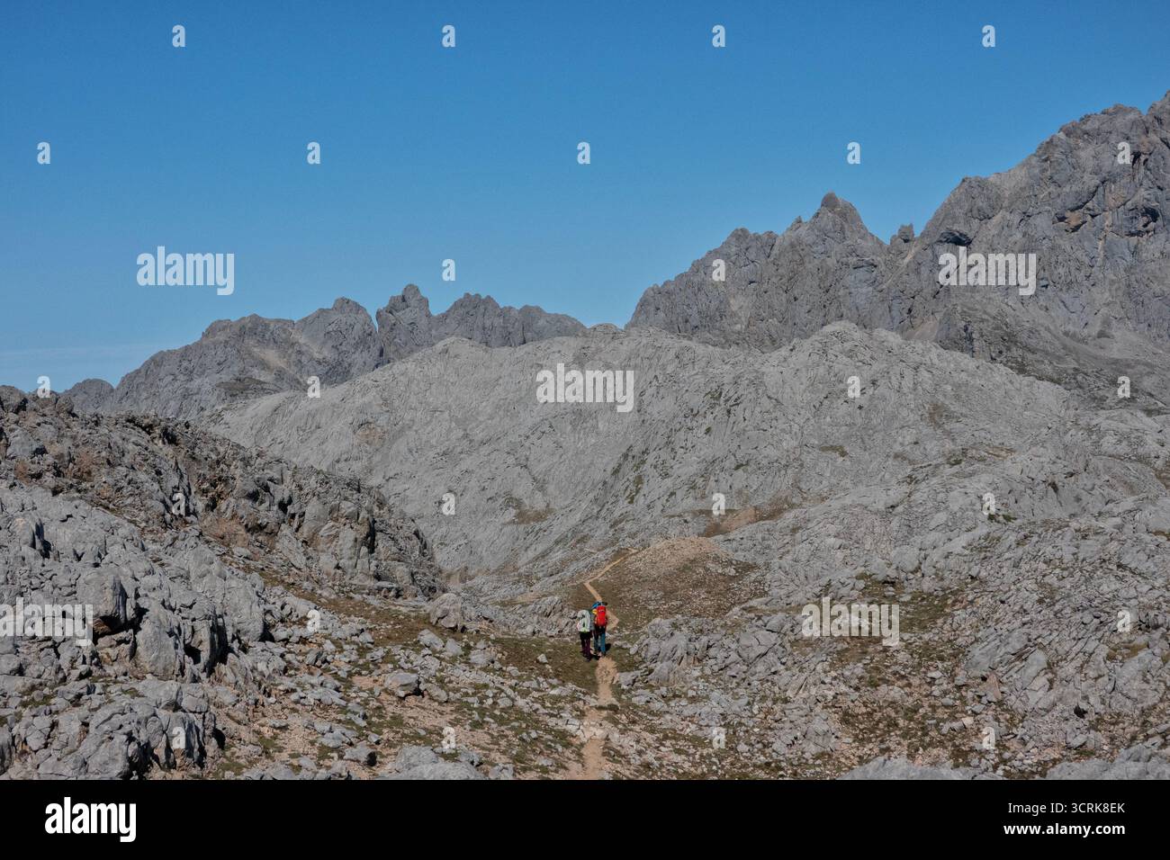 Wanderung auf dem Anillo de Picos Trail im Nationalpark Picos de Europa, Kantabrien, Spanien Stockfoto