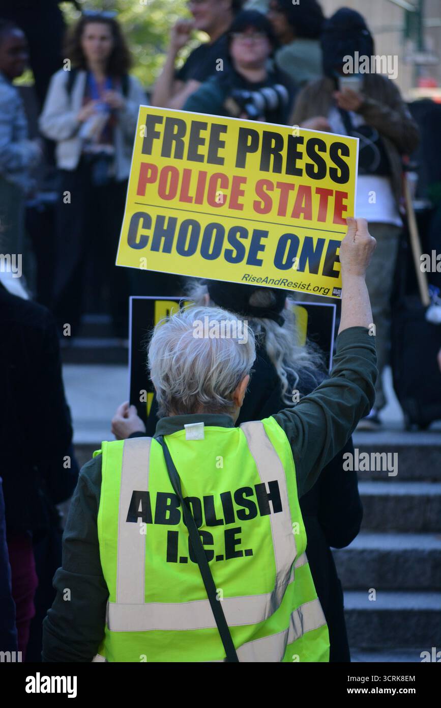 Kundgebung zur Unterstützung einer Freien Presse vor dem ICE-Hauptquartier nach Angriffen von ICE-Agenten auf Journalisten in New York City. Datum: 1. Oktober 2025. Stockfoto