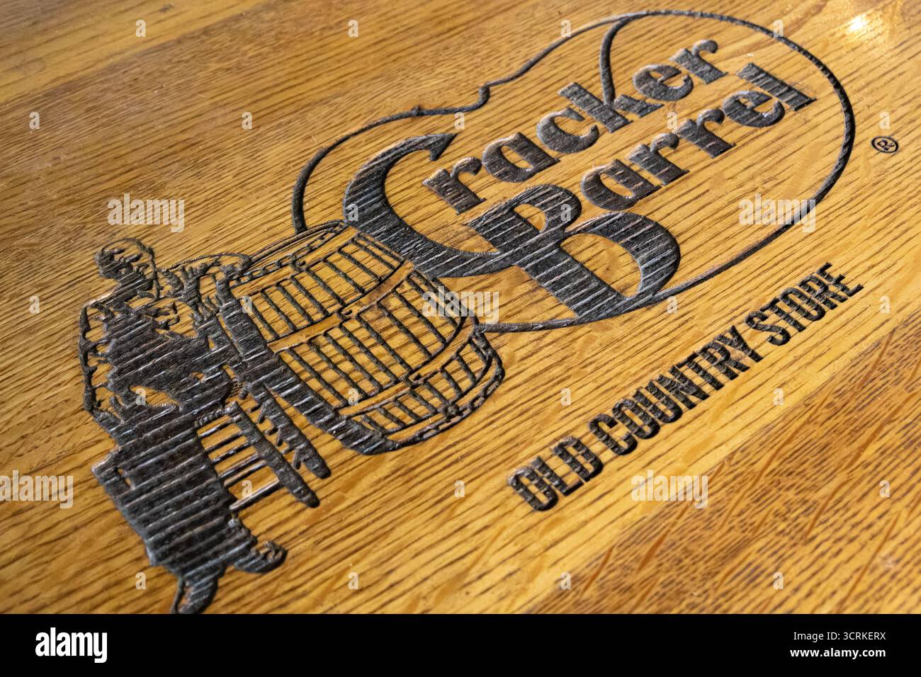 Das Cracker Barrel Logo brannte in einem Holzfass vor einem Cracker Barrel Restaurant. (USA) Stockfoto
