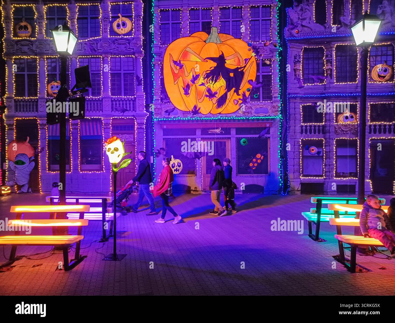 Toronto, ON, Kanada – 18. Oktober 2024: Die massiven Illumi-Lichtstatuen und -Installationen werden auf dem Lichtfestival in Toronto vorgestellt. Stockfoto Toronto, ON, Kanada – 18. Oktober 2024: Die massiven Illumi-Lichtstatuen und -Installationen werden auf dem Lichtfestival in Toronto vorgestellt. Stockfoto