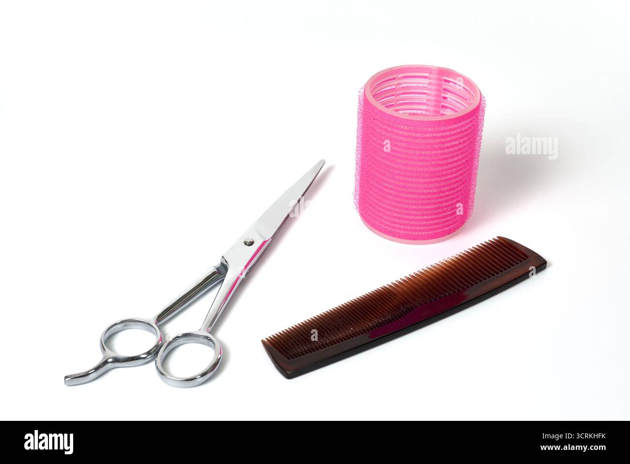 Einfache Friseurausrüstung für einen Salon oder zu Hause. Ein Konzept für Haarschneiden, Styling, Locken und die Beauty- und Modebranche. Stockfoto