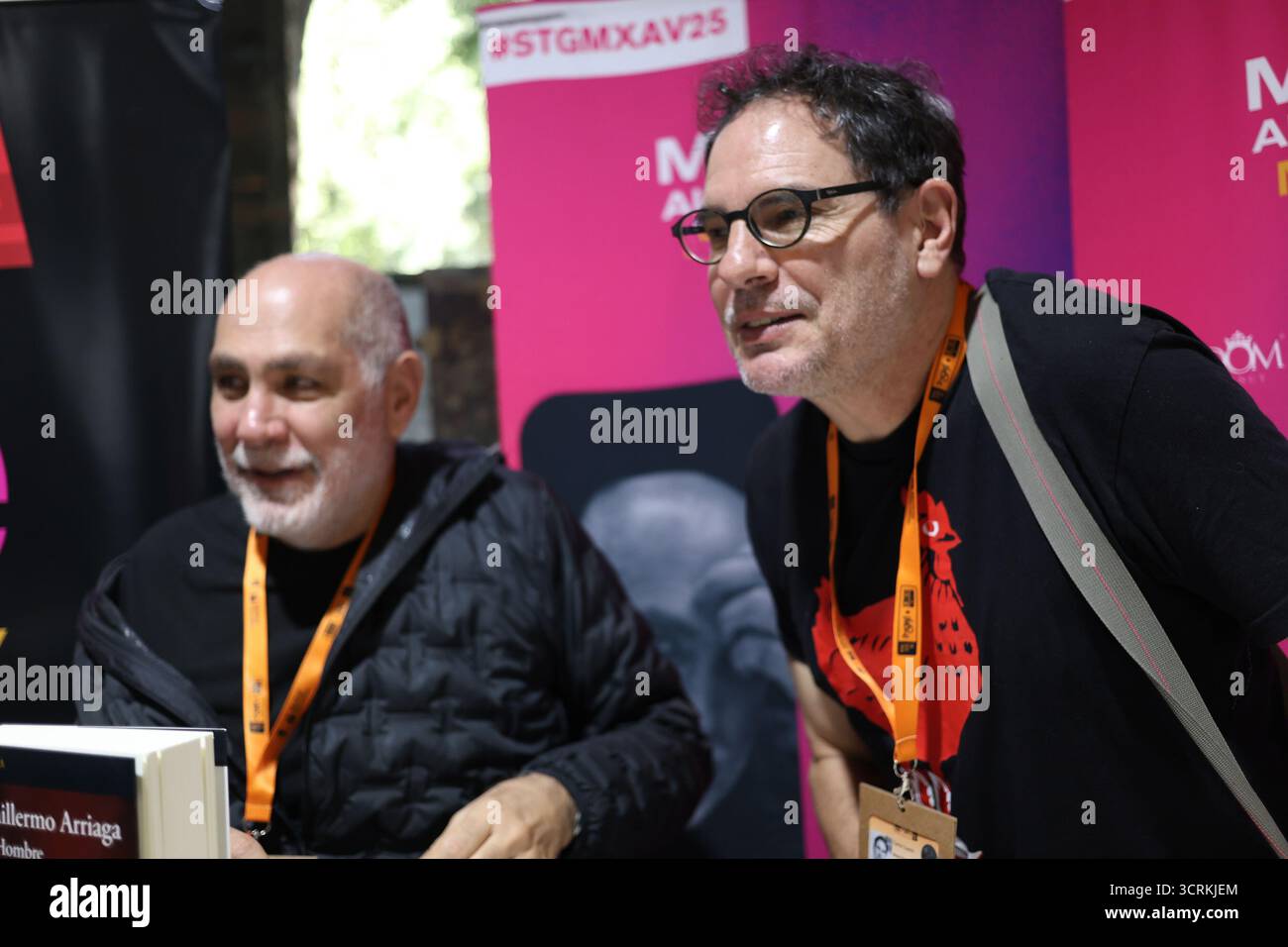 Madrid, Spanien; 1. Oktober 2025. Guillermo Arriaga präsentiert sein neues Buch „El hombre“ mexikanischer Filmregisseur, Drehbuchautor und Produzent ist bei der fünften Ausgabe von Iberseries & Platino Industria mit mehr als 2.300 akkreditierten Fachleuten aus 50 Ländern anwesend. Carlos Cuaron (R) Foto: Juan Carlos Rojas Stockfoto