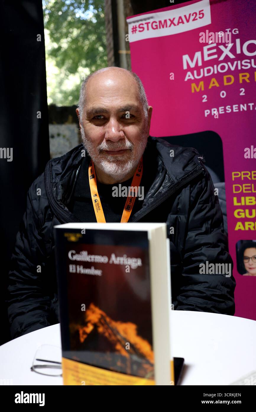 Madrid, Spanien; 1. Oktober 2025. Guillermo Arriaga präsentiert sein neues Buch „El hombre“ mexikanischer Filmregisseur, Drehbuchautor und Produzent ist bei der fünften Ausgabe von Iberseries & Platino Industria mit mehr als 2.300 akkreditierten Fachleuten aus 50 Ländern anwesend. Carlos Cuaron (R) Foto: Juan Carlos Rojas Stockfoto