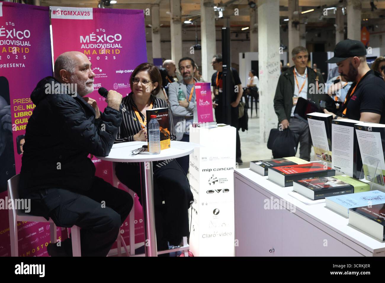 Madrid, Spanien; 1. Oktober 2025. Guillermo Arriaga präsentiert sein neues Buch „El hombre“ mexikanischer Filmregisseur, Drehbuchautor und Produzent ist bei der fünften Ausgabe von Iberseries & Platino Industria mit mehr als 2.300 akkreditierten Fachleuten aus 50 Ländern anwesend. Carlos Cuaron (R) Foto: Juan Carlos Rojas Stockfoto