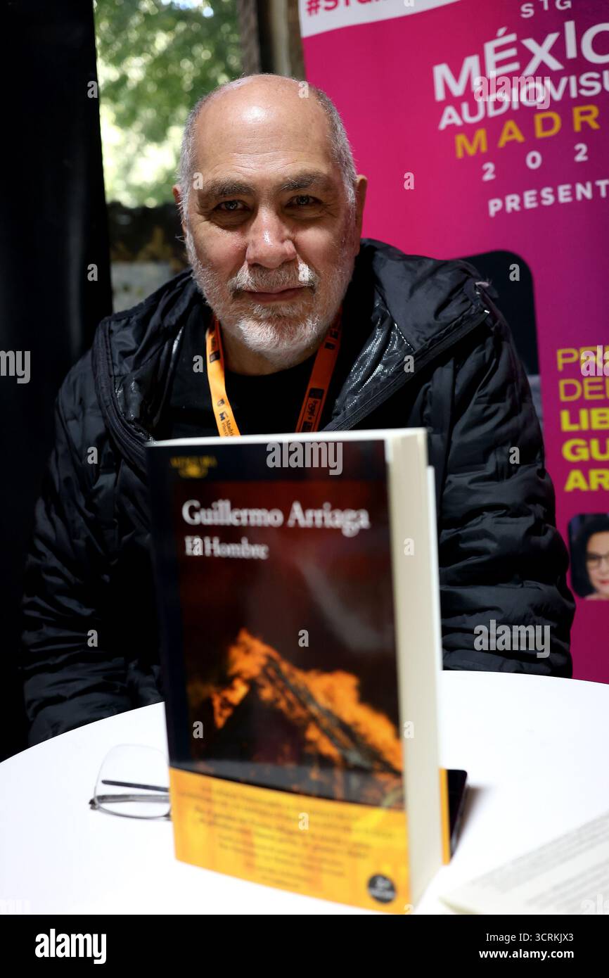 Madrid, Spanien; 1. Oktober 2025. Guillermo Arriaga präsentiert sein neues Buch „El hombre“ mexikanischer Filmregisseur, Drehbuchautor und Produzent ist bei der fünften Ausgabe von Iberseries & Platino Industria mit mehr als 2.300 akkreditierten Fachleuten aus 50 Ländern anwesend. Carlos Cuaron (R) Foto: Juan Carlos Rojas Stockfoto