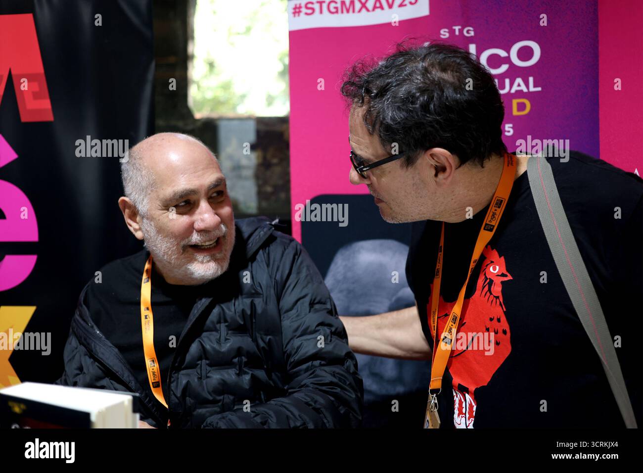 Madrid, Spanien; 1. Oktober 2025. Guillermo Arriaga präsentiert sein neues Buch „El hombre“ mexikanischer Filmregisseur, Drehbuchautor und Produzent ist bei der fünften Ausgabe von Iberseries & Platino Industria mit mehr als 2.300 akkreditierten Fachleuten aus 50 Ländern anwesend. Carlos Cuaron (R) Foto: Juan Carlos Rojas Stockfoto