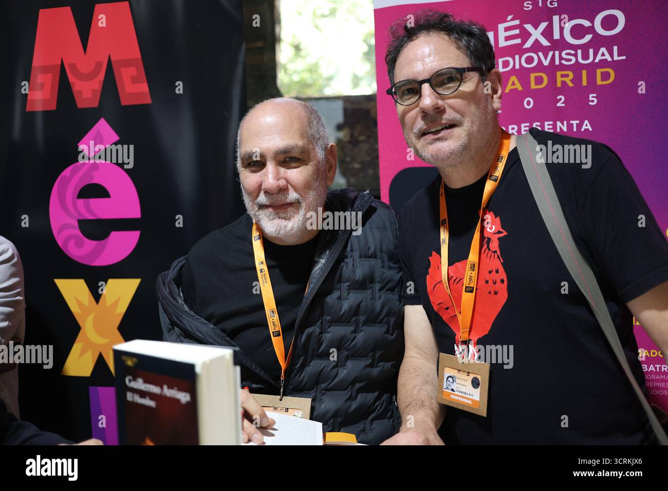 Madrid, Spanien; 1. Oktober 2025. Guillermo Arriaga präsentiert sein neues Buch „El hombre“ mexikanischer Filmregisseur, Drehbuchautor und Produzent ist bei der fünften Ausgabe von Iberseries & Platino Industria mit mehr als 2.300 akkreditierten Fachleuten aus 50 Ländern anwesend. Carlos Cuaron (R) Foto: Juan Carlos Rojas Stockfoto