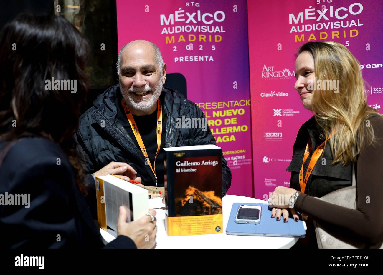 Madrid, Spanien; 1. Oktober 2025. Guillermo Arriaga präsentiert sein neues Buch „El hombre“ mexikanischer Filmregisseur, Drehbuchautor und Produzent ist bei der fünften Ausgabe von Iberseries & Platino Industria mit mehr als 2.300 akkreditierten Fachleuten aus 50 Ländern anwesend. Carlos Cuaron (R) Foto: Juan Carlos Rojas Stockfoto