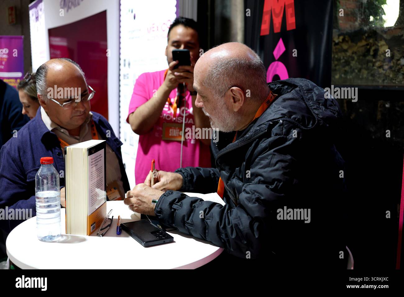 Madrid, Spanien; 1. Oktober 2025. Guillermo Arriaga präsentiert sein neues Buch „El hombre“ mexikanischer Filmregisseur, Drehbuchautor und Produzent ist bei der fünften Ausgabe von Iberseries & Platino Industria mit mehr als 2.300 akkreditierten Fachleuten aus 50 Ländern anwesend. Carlos Cuaron (R) Foto: Juan Carlos Rojas Stockfoto