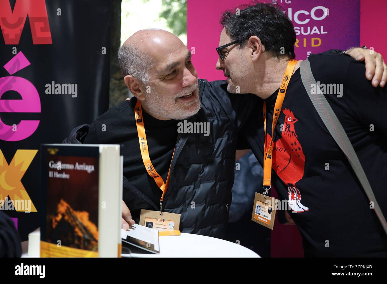 Madrid, Spanien; 1. Oktober 2025. Guillermo Arriaga präsentiert sein neues Buch „El hombre“ mexikanischer Filmregisseur, Drehbuchautor und Produzent ist bei der fünften Ausgabe von Iberseries & Platino Industria mit mehr als 2.300 akkreditierten Fachleuten aus 50 Ländern anwesend. Carlos Cuaron (R) Foto: Juan Carlos Rojas Stockfoto