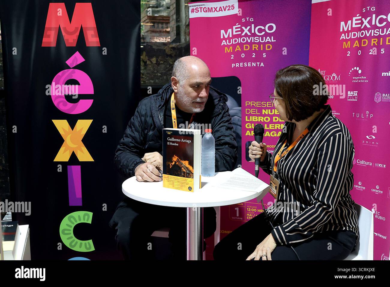 Madrid, Spanien; 1. Oktober 2025. Guillermo Arriaga präsentiert sein neues Buch „El hombre“ mexikanischer Filmregisseur, Drehbuchautor und Produzent ist bei der fünften Ausgabe von Iberseries & Platino Industria mit mehr als 2.300 akkreditierten Fachleuten aus 50 Ländern anwesend. Carlos Cuaron (R) Foto: Juan Carlos Rojas Stockfoto