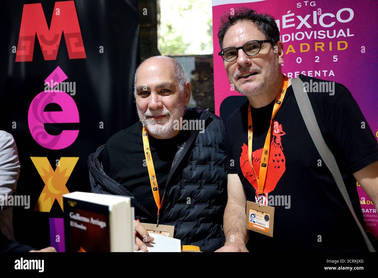 Madrid, Spanien; 1. Oktober 2025. Guillermo Arriaga präsentiert sein neues Buch „El hombre“ mexikanischer Filmregisseur, Drehbuchautor und Produzent ist bei der fünften Ausgabe von Iberseries & Platino Industria mit mehr als 2.300 akkreditierten Fachleuten aus 50 Ländern anwesend. Carlos Cuaron (R) Foto: Juan Carlos Rojas Stockfoto