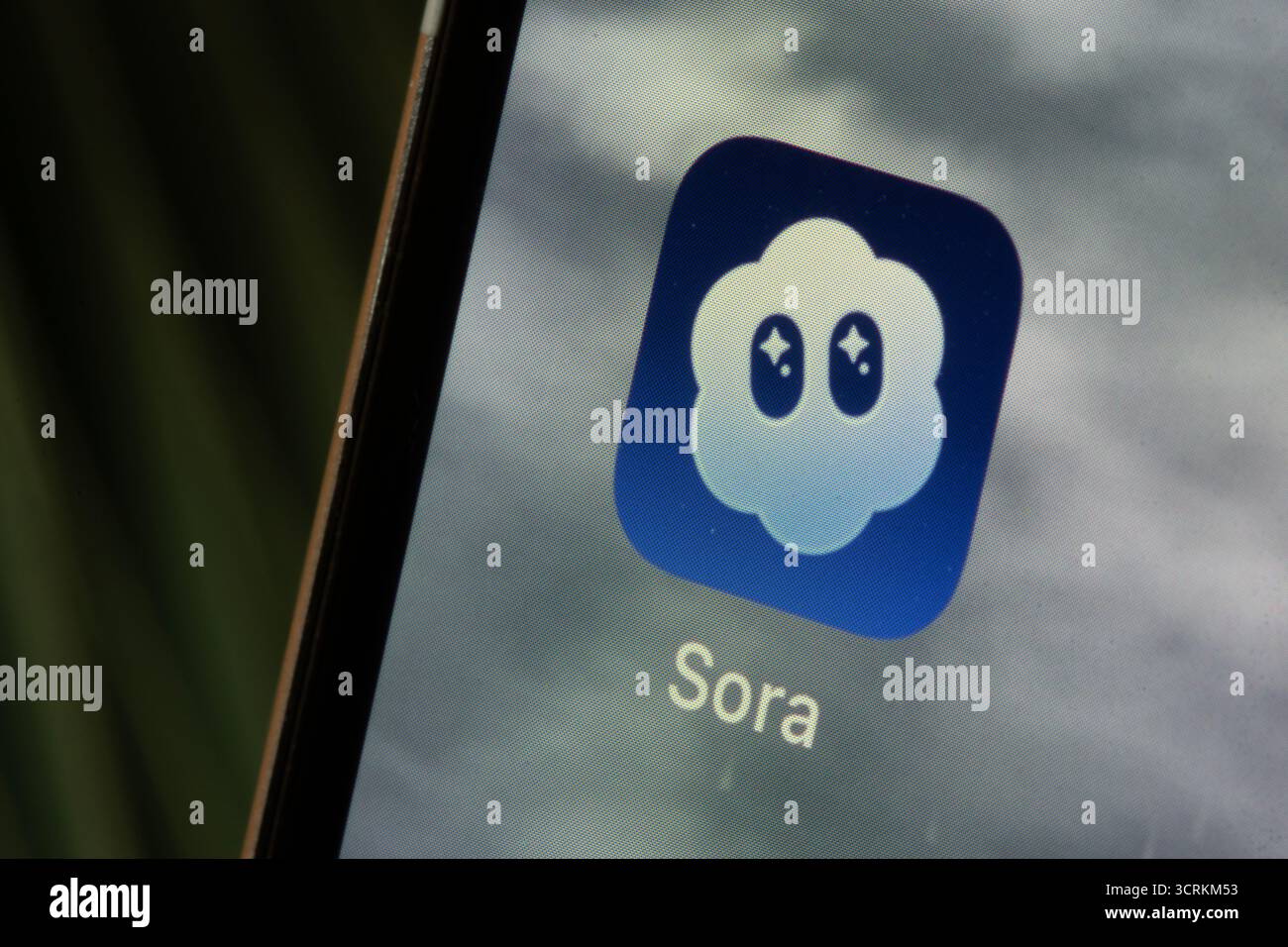 Nahaufnahme des Symbols der neuen Sora-App, die von OpenAI auf der Grundlage des neuesten Videogenerationsmodells Sora 2 gestartet wurde. Stockfoto