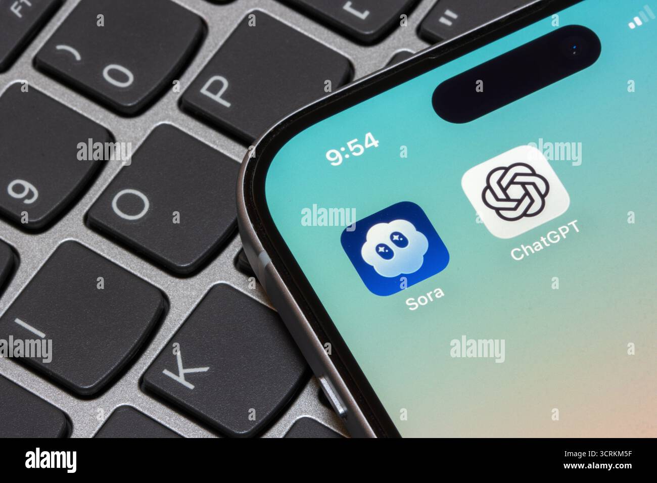 Sora- und ChatGPT-App-Symbole werden auf dem Bildschirm eines iPhones angezeigt. OpenAI führt Sora 2, das neueste Videoperstellungsmodell, sowie eine Social-Media-App ein. Stockfoto