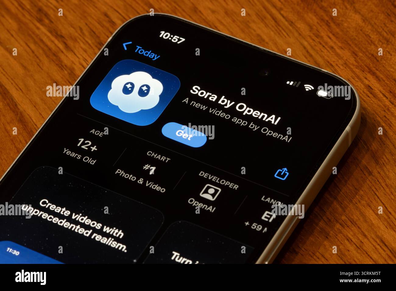 Die neue Sora App ist im App Store auf einem iPhone zu sehen. OpenAI führt Sora 2, das neueste Videoperstellungsmodell, sowie eine Social-Media-App ein. Stockfoto