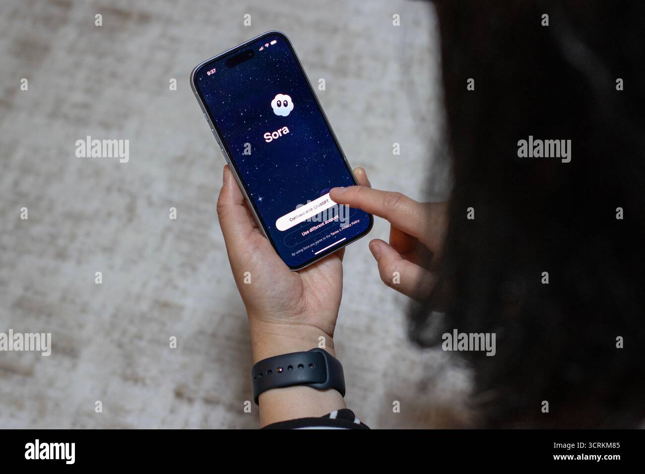 Ein iPhone-Benutzer öffnet die neue Sora-App, die von OpenAI auf der Grundlage des neuesten Videogenerationsmodells Sora 2 gestartet wurde. Stockfoto