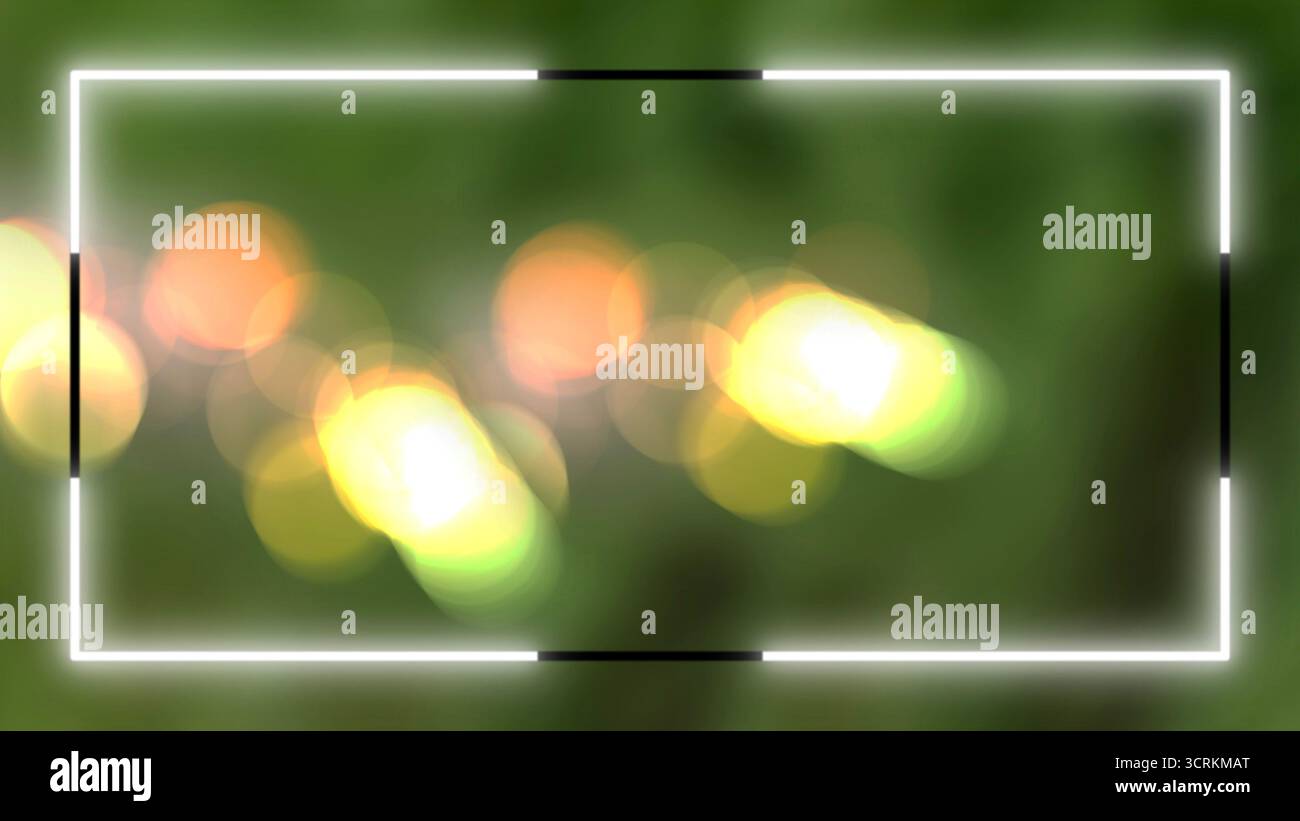 Rechteckige Form mit digitalem, weißem Neonrand. Scharf definierter Kontrast. Hintergrund: Verschwommenes Grün mit leuchtenden Bokeh-Lichtern in Gelb-Orange Stockfoto