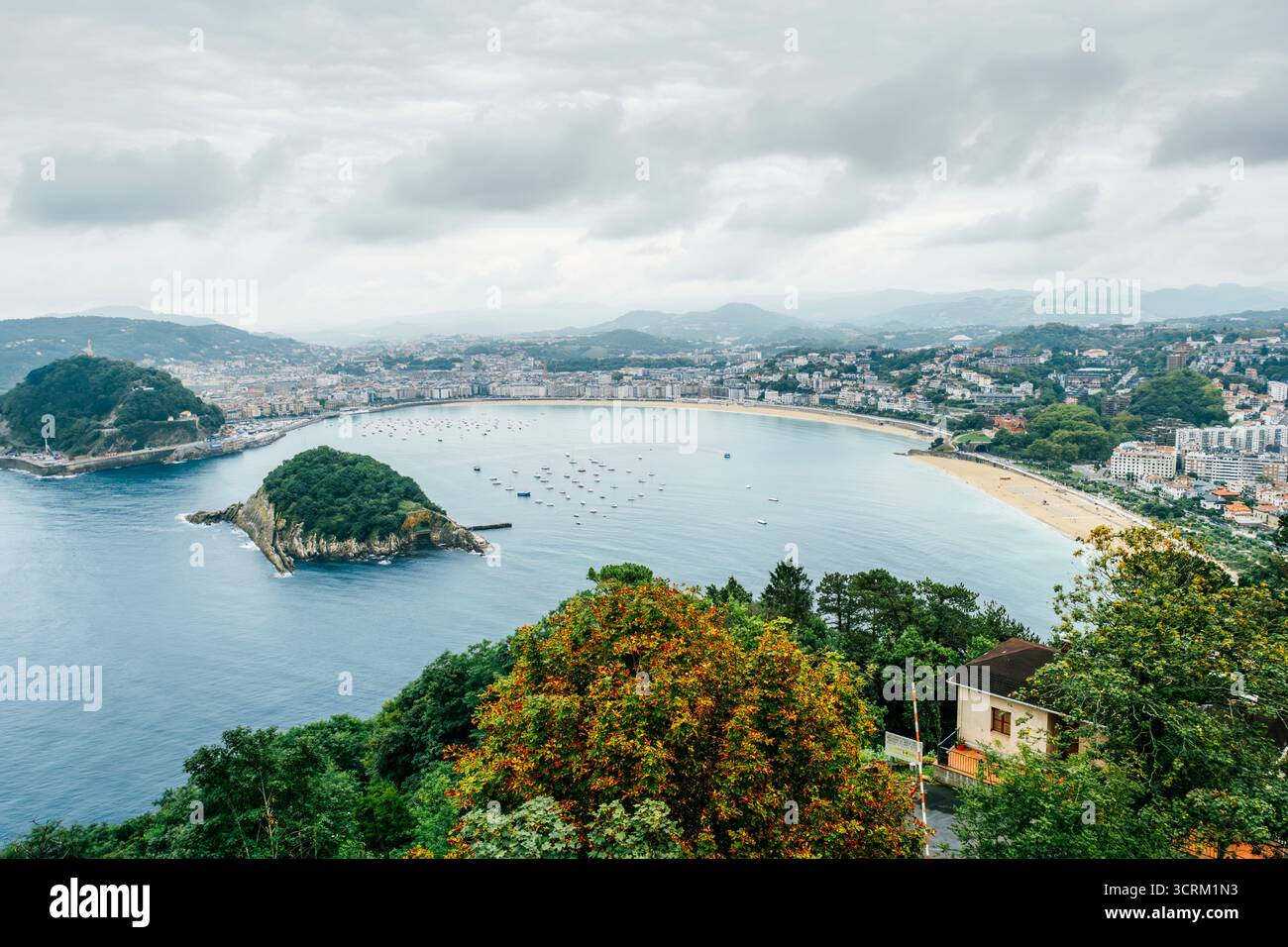Panoramablick auf die Bucht von La Concha und die Insel Santa Clara vom Berg Igueldo, San Sebastian, Baskenland, Spanien. Crescent Beach, Urbane Küste Stockfoto