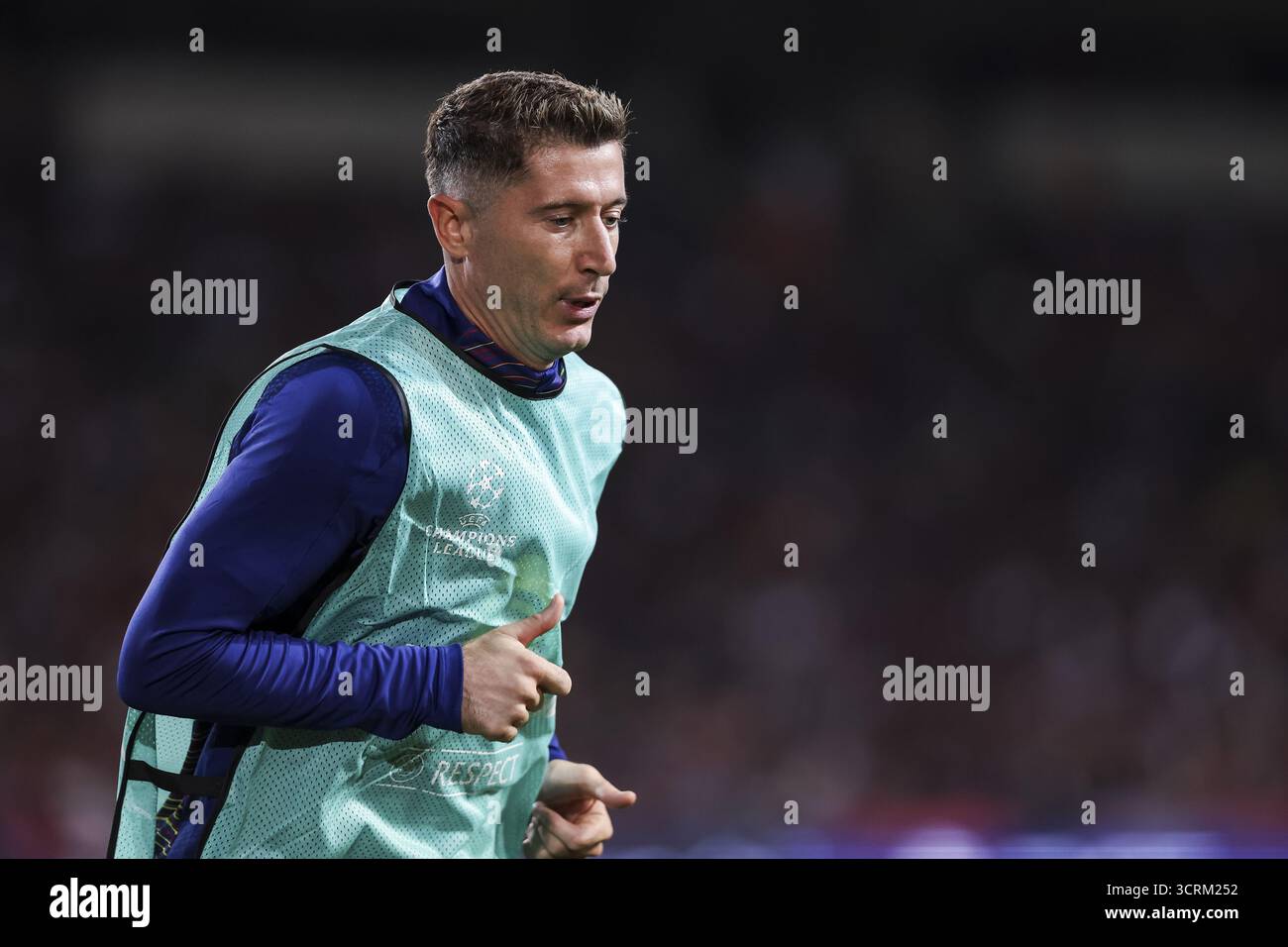 Robert Lewandowski vom FC Barcelona macht sich während der UEFA Champions League, der Liga-Phase und des MD2-Fußballspiels zwischen dem FC Barcelona und Paris Saint-Germain am 1. Oktober 2025 bei Estadi Olimpic Lluis Companys in Barcelona auf den ersten Stand Stockfoto