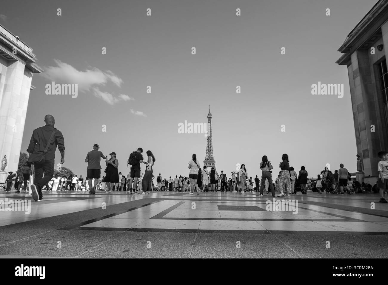Paris, Frankreich - 9. August 2025 : Panoramablick auf Touristen, die den wunderschönen Blick auf den Eiffelturm von Paris Frankreich in Schwarz-weiß genießen Stockfoto