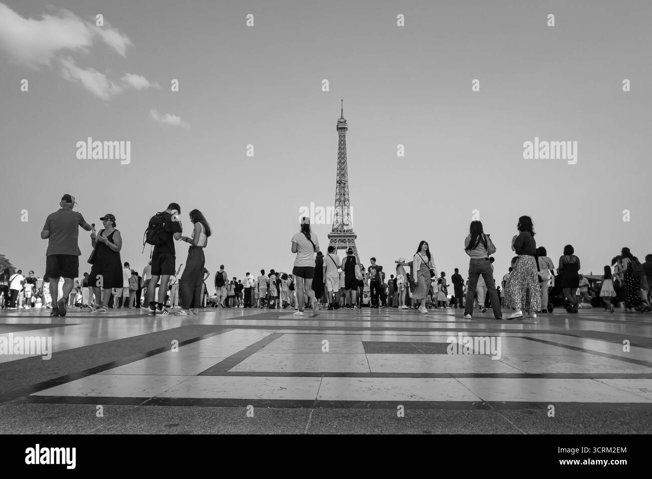 Paris, Frankreich - 9. August 2025 : Panoramablick auf Touristen, die den wunderschönen Blick auf den Eiffelturm von Paris Frankreich in Schwarz-weiß genießen Stockfoto