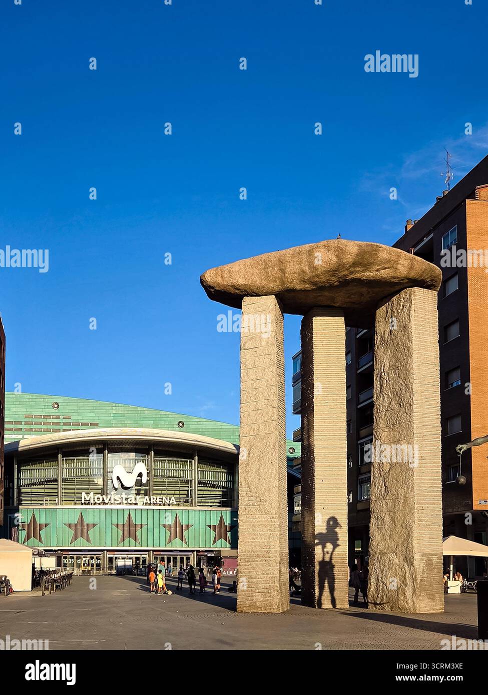 Madrid, Spanien. 24. September 2025. Dolmen de Dali. Granitdolmen und Bronzestatue des berühmten Künstlers Salvador Dali in Madrid, Spanien Stockfoto