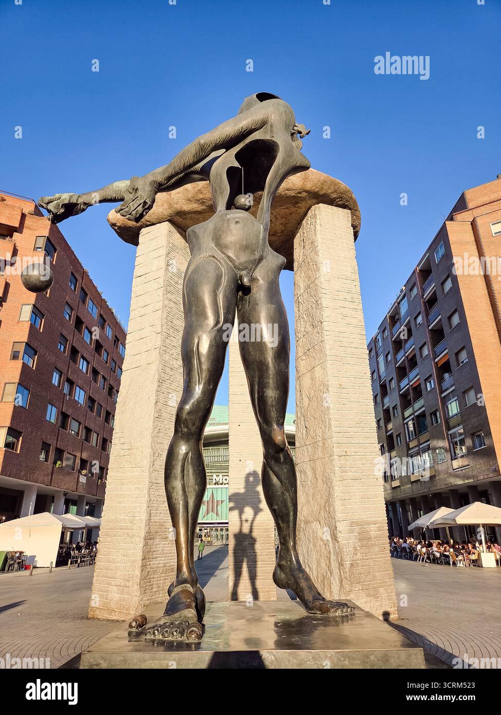 Madrid, Spanien. 24. September 2025. Dolmen de Dali. Granitdolmen und Bronzestatue des berühmten Künstlers Salvador Dali in Madrid, Spanien Stockfoto