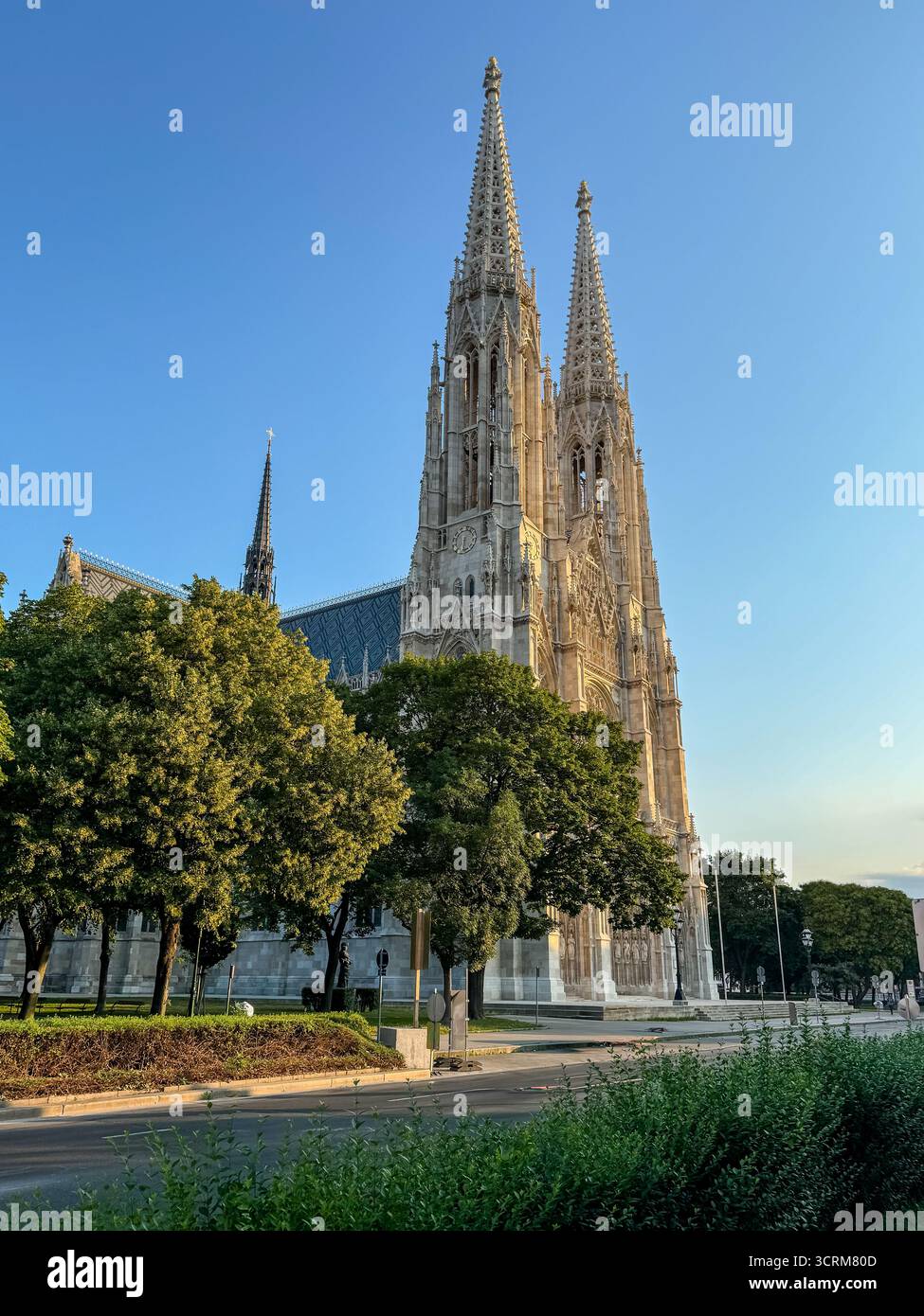 Straßenszenen und urbane Architektur in der Innenstadt von Wien mit Straßenbahnlinien, historischen Gebäuden und dem täglichen Stadtleben in Österreichs Hauptstadt Stockfoto