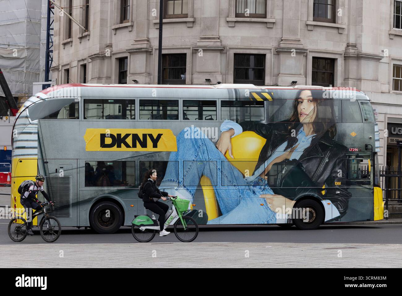 Hailey Beiber Bus Wrap, große Werbung für DKNY, die die gesamte Seite eines Londoner Doppeldeckerbusses abdeckt, England, Vereinigtes Königreich Stockfoto
