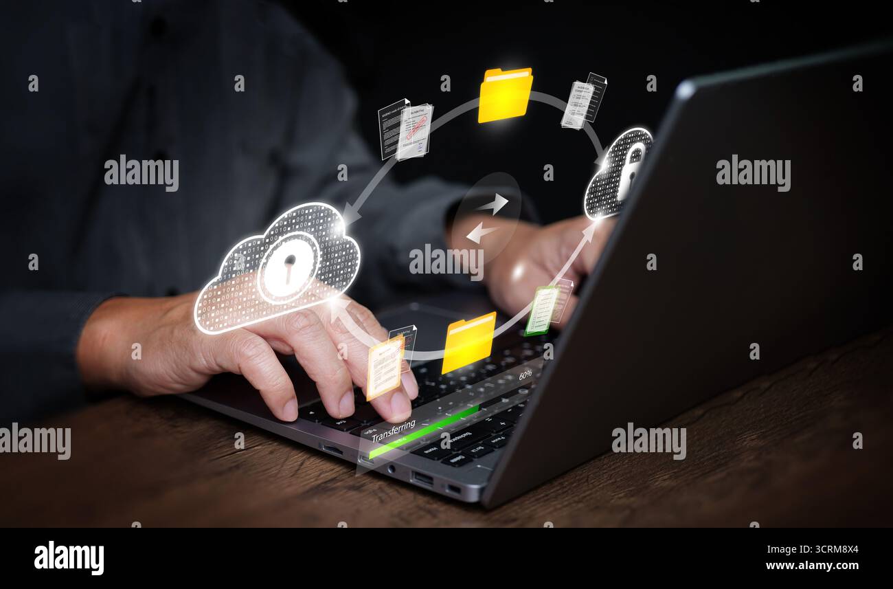 Cybersicherheitskonzept mit Laptop- und Cloud-Speicher, symbolisiert sichere Dateifreigabe, Datenverschlüsselung, digitalen Schutz und sicheres Online-Business Stockfoto