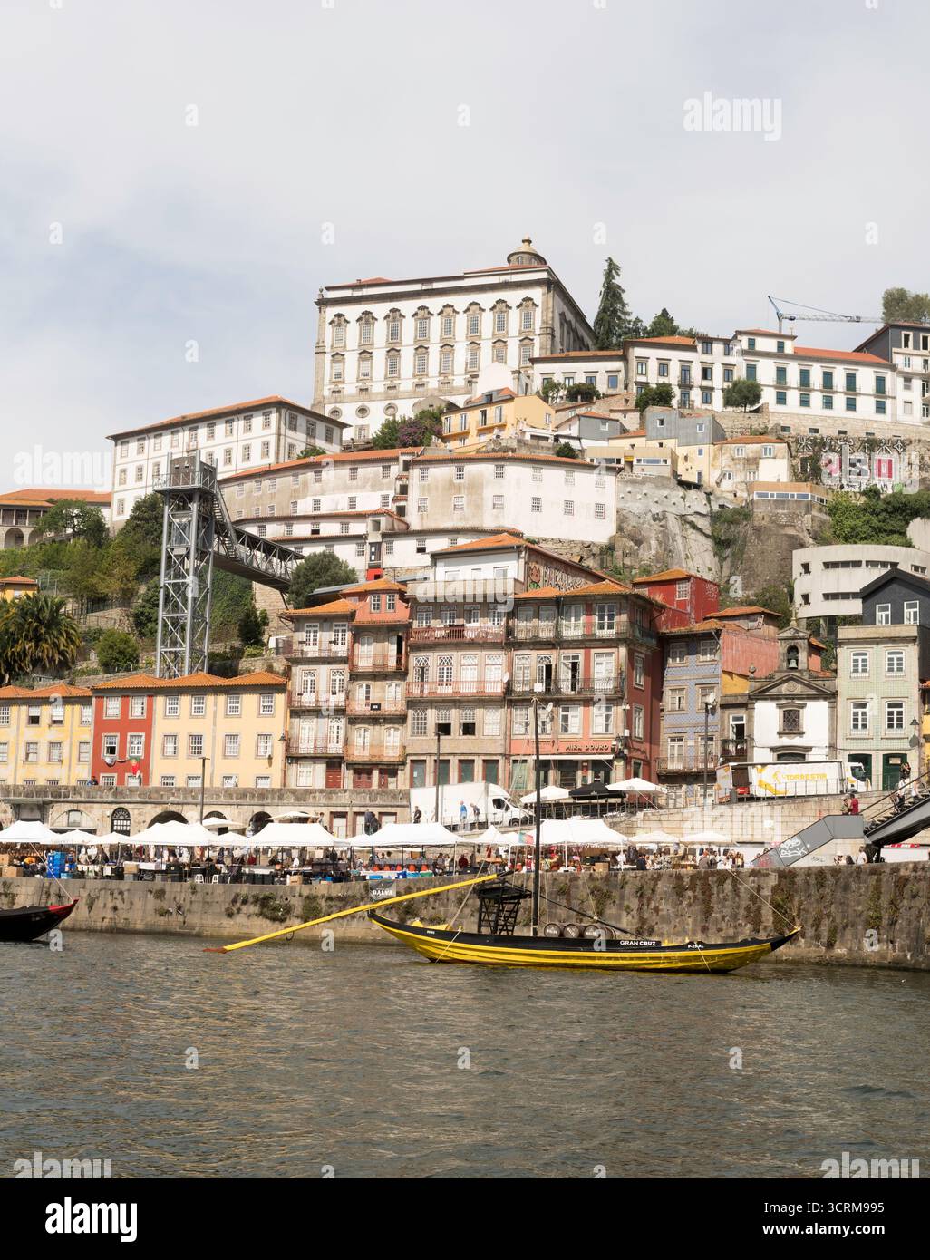 Das Viertel Ribeira vom Fluss Douro in Porto, Portugal Stockfoto