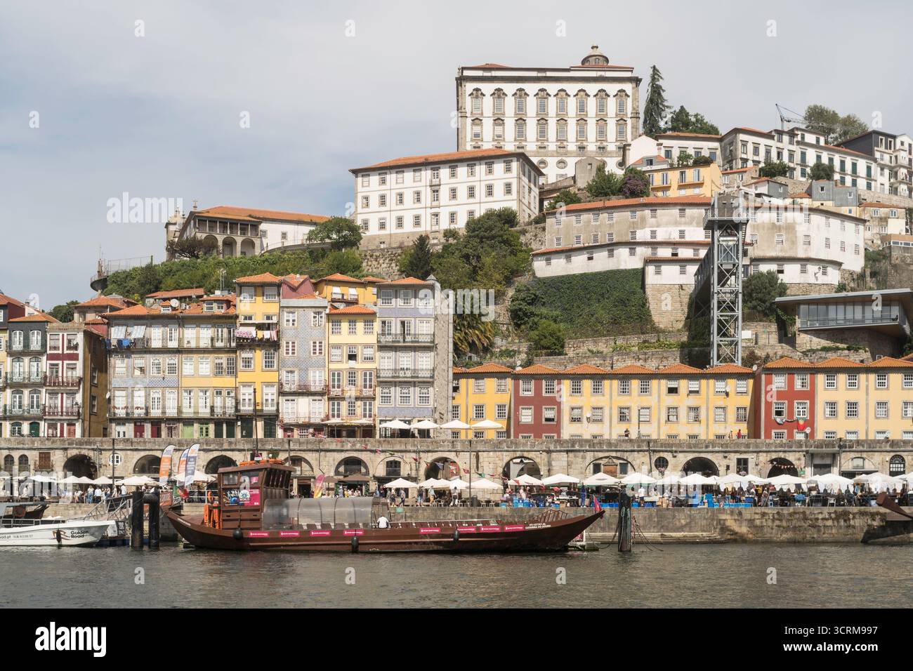 Das Viertel Ribeira vom Fluss Douro in Porto, Portugal Stockfoto