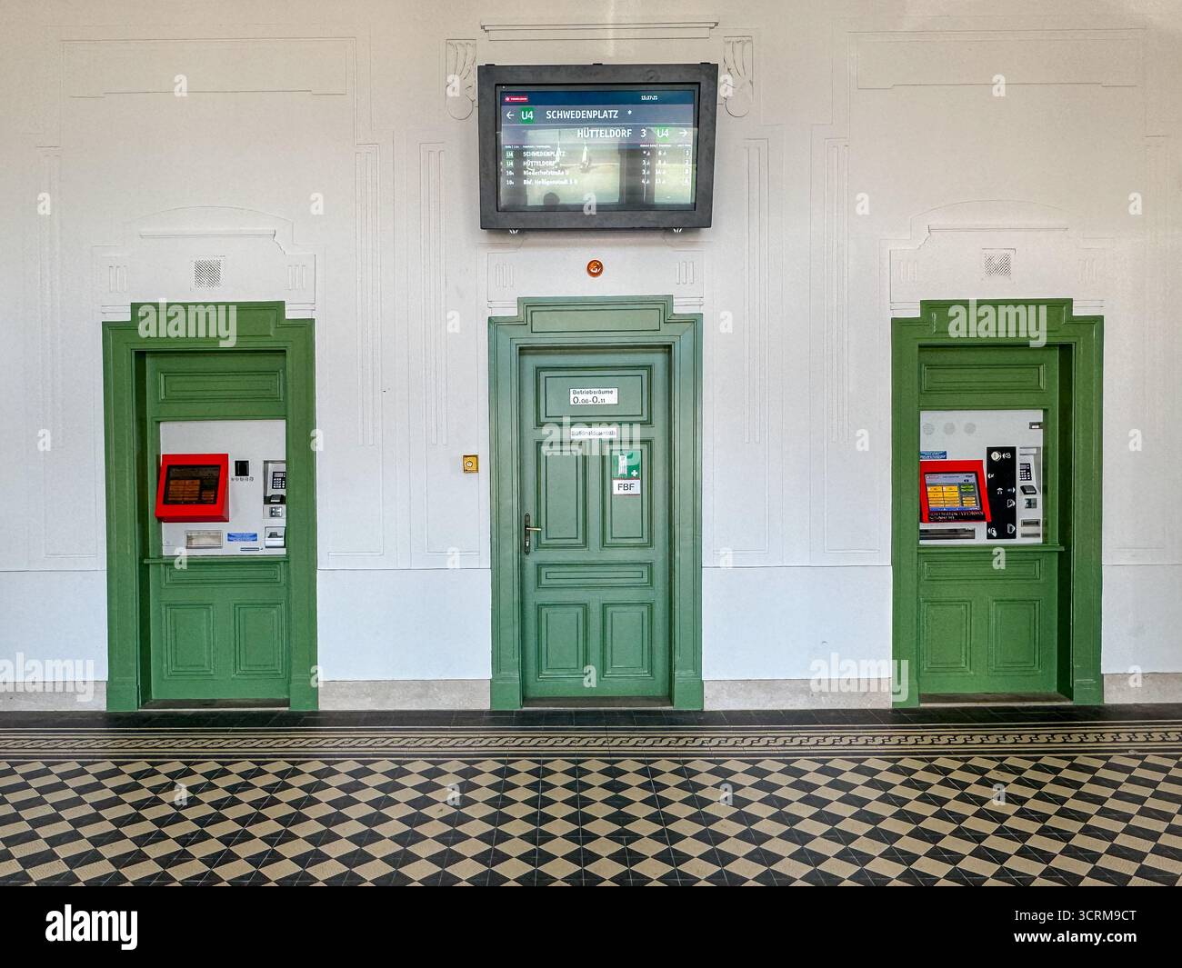 Traditionelle Architektur in einem Wiener Hauptbahnhof, die klassische Designdetails mit moderner Verkehrsinfrastruktur verbindet Stockfoto