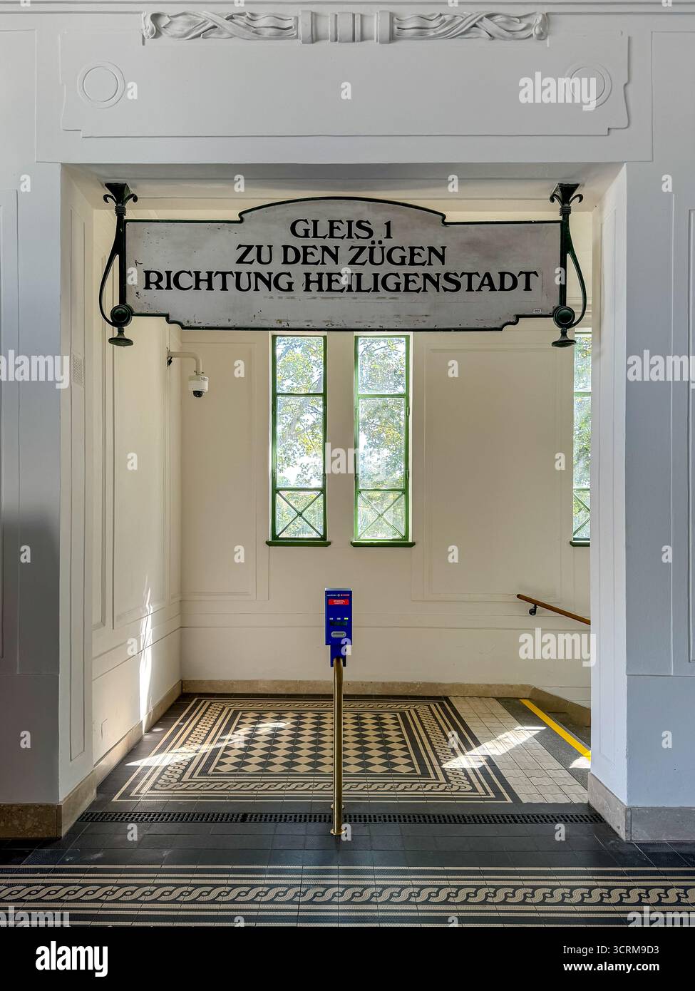 Traditionelle Architektur in einem Wiener Hauptbahnhof, die klassische Designdetails mit moderner Verkehrsinfrastruktur verbindet Stockfoto