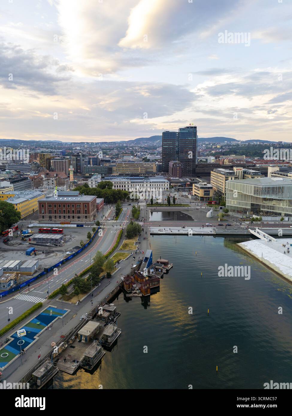 Aus der Vogelperspektive auf die Barcode-Gebäude, die hoch über der Skyline stehen, das segelartige Dach des Astrup Fearnley Museums, das am Hafen in Oslo, Oslo, Norwegen schimmert. Stockfoto