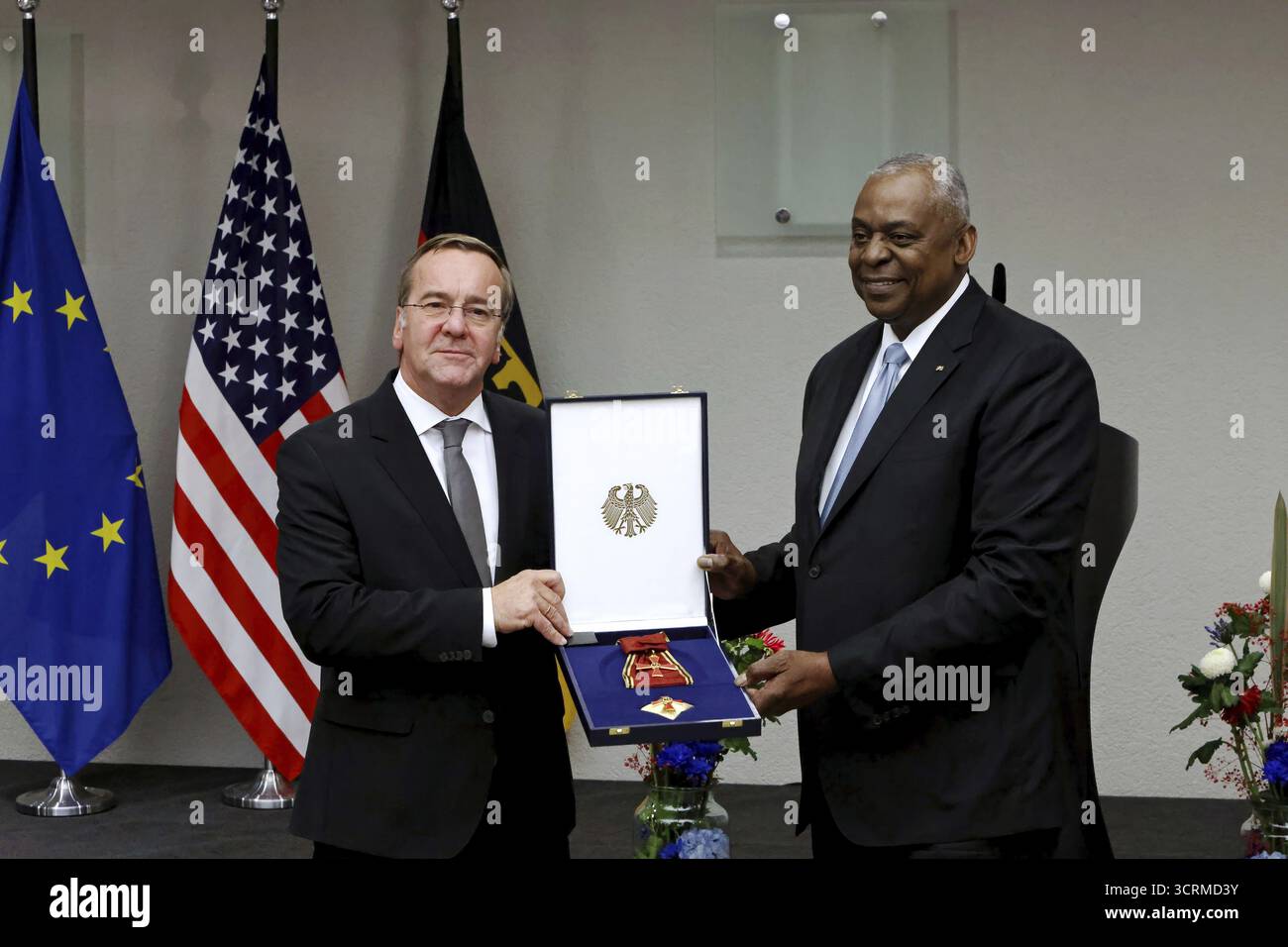 Bundesverteidigungsminister Boris Pistorius mit Lloyd James Austin III., ehemaliger Verteidigungsminister der Vereinigten Staaten von 2021 bis 2025, und Order of Merit - AW Stockfoto