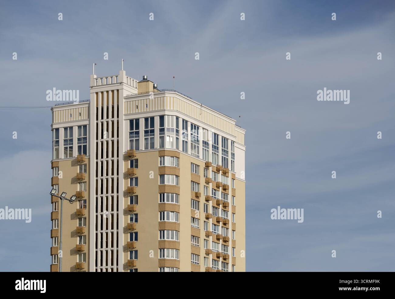 Modernes mehrstöckiges Gebäude am Himmel, Kopierraum Stockfoto Modernes mehrstöckiges Gebäude am Himmel, Kopierraum Stockfoto