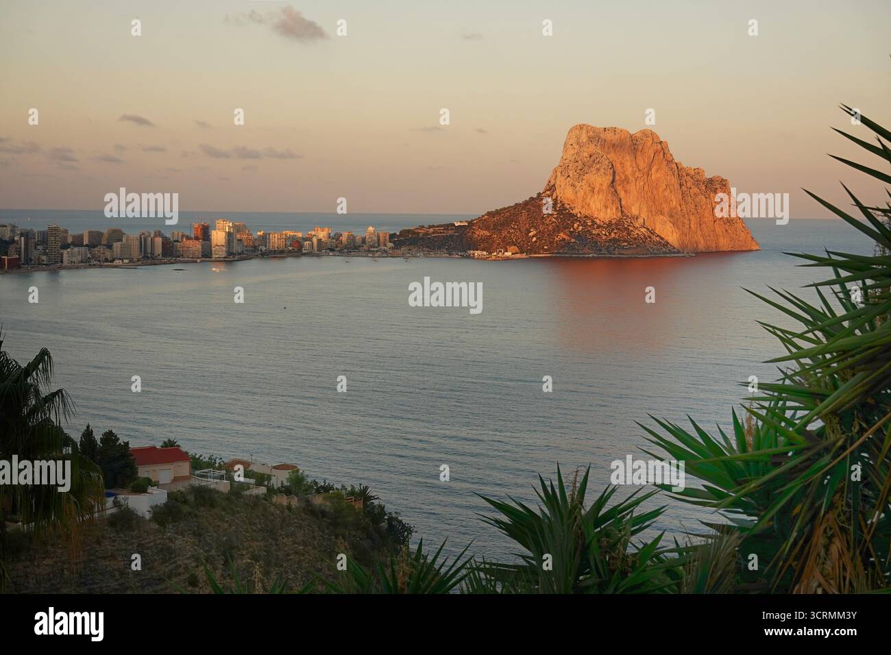 Sonnenuntergang über dem Calpe Rock und der Stadt Stockfoto