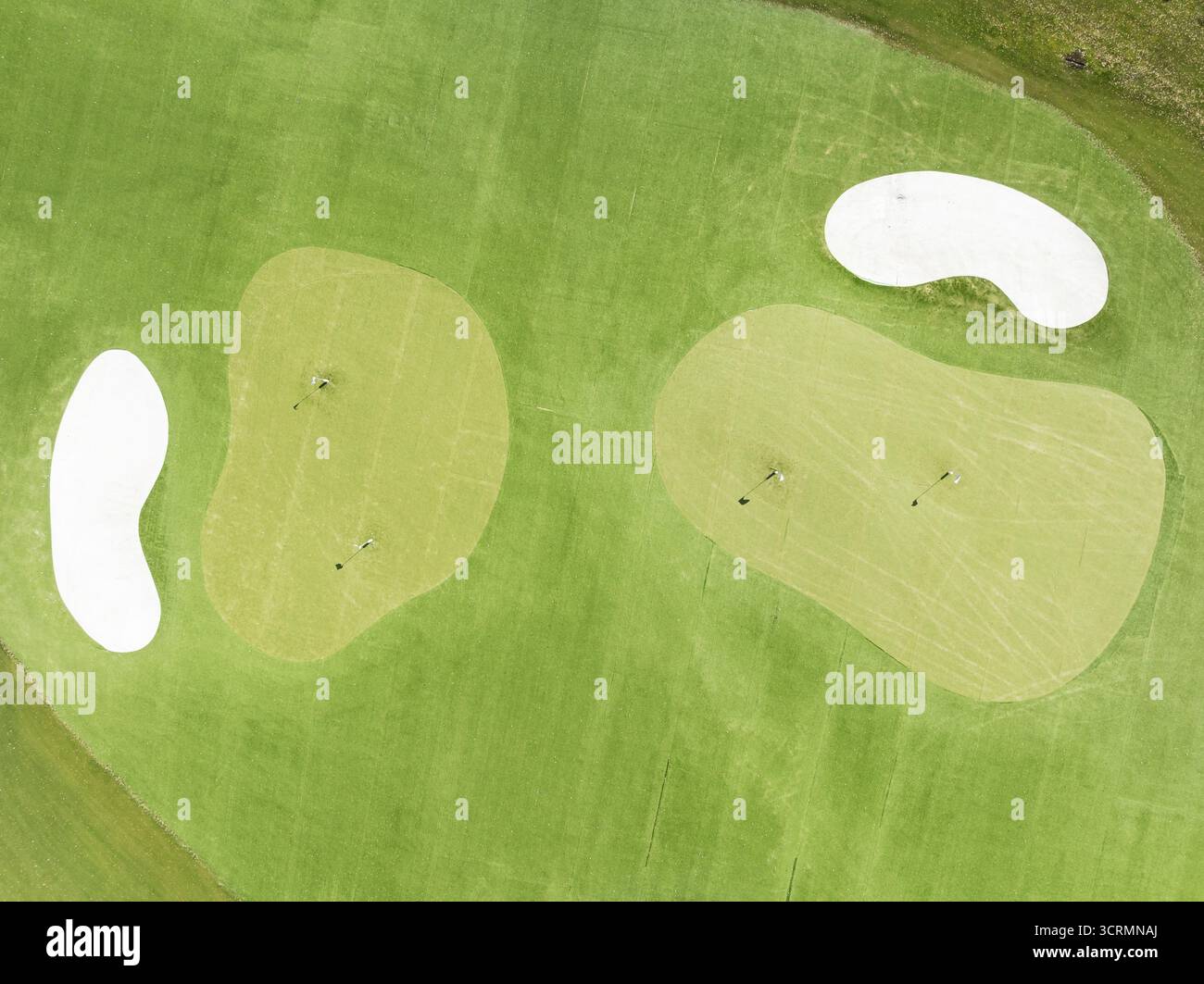 Blick aus der Vogelperspektive auf die Driving Range mit Grüns und Bunkern im San Roque Club Golf Resort, San Roque, Provinz Cádiz, Andalusien, Spanien. Stockfoto