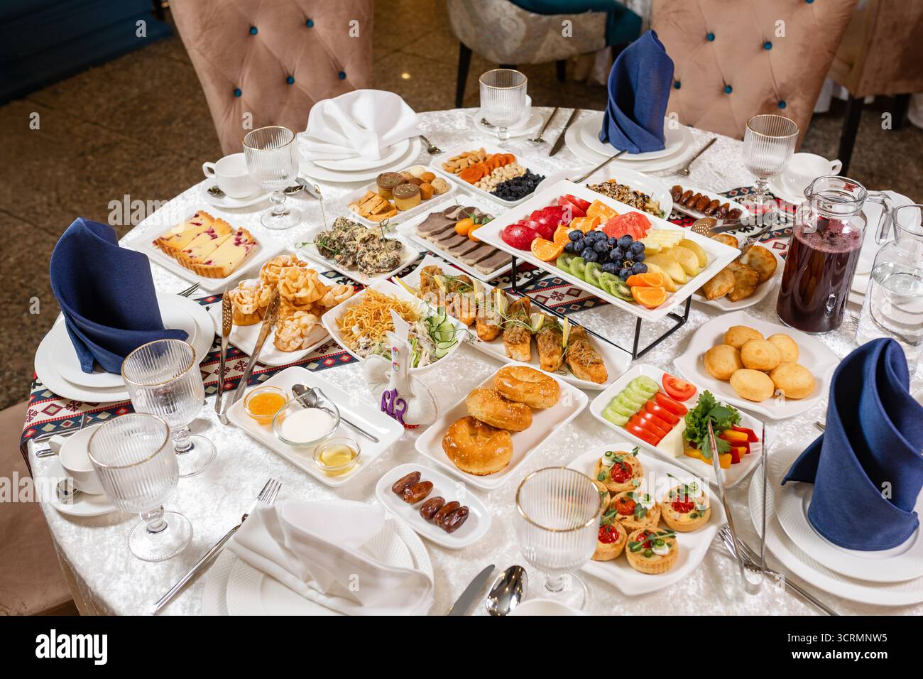 Blick von oben auf den Tisch mit Fleisch, Salaten und Desserts. Fängt den Geist der Großzügigkeit und Gastfreundschaft ein - perfekt für Catering-Kataloge und gehobene Restaurants Stockfoto