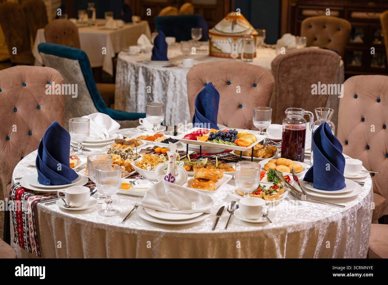 Blick von oben auf den Tisch mit Fleisch, Salaten und Desserts. Fängt den Geist der Großzügigkeit und Gastfreundschaft ein - perfekt für Catering-Kataloge und gehobene Restaurants Stockfoto