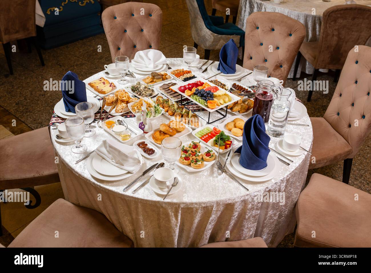 Blick von oben auf den Tisch mit Fleisch, Salaten und Desserts. Fängt den Geist der Großzügigkeit und Gastfreundschaft ein - perfekt für Catering-Kataloge und gehobene Restaurants Stockfoto