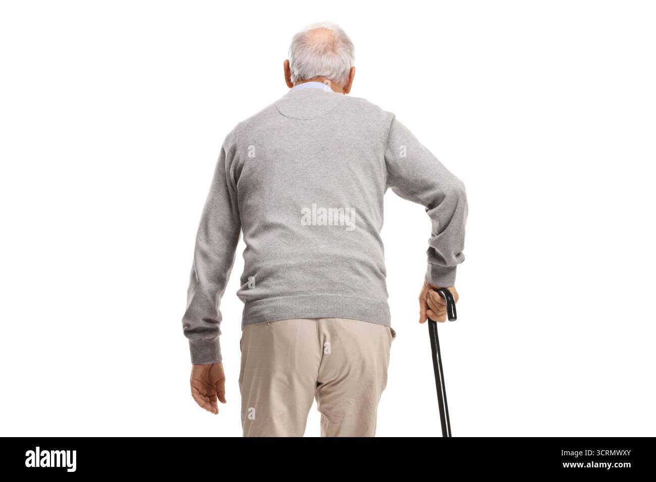 Rückansicht eines älteren Mannes, der mit einem Stock auf weißem Hintergrund läuft Stockfoto