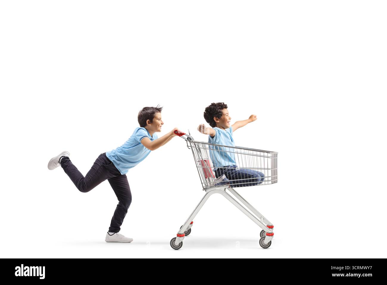 Kinder, die in einem Einkaufswagen auf weißem Hintergrund reiten Stockfoto